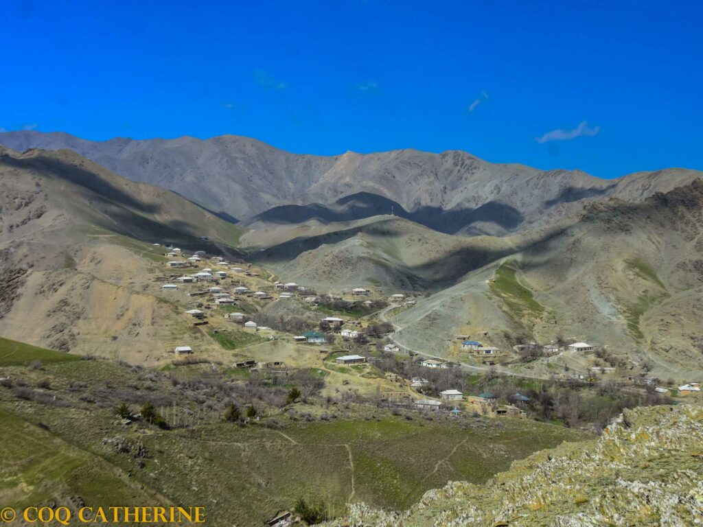 Le village de Uhum dans les montagnes de Nouratau en Ouzbekistan