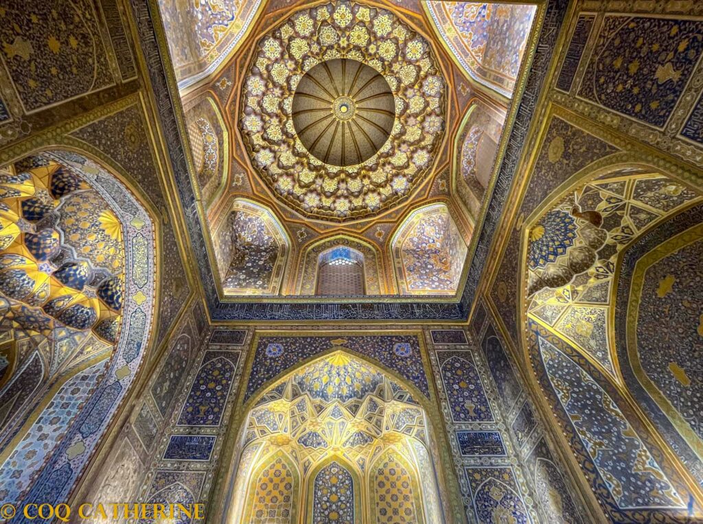 la coupole d’or de la médersa Tilla-Kari au Registan à Samarkand