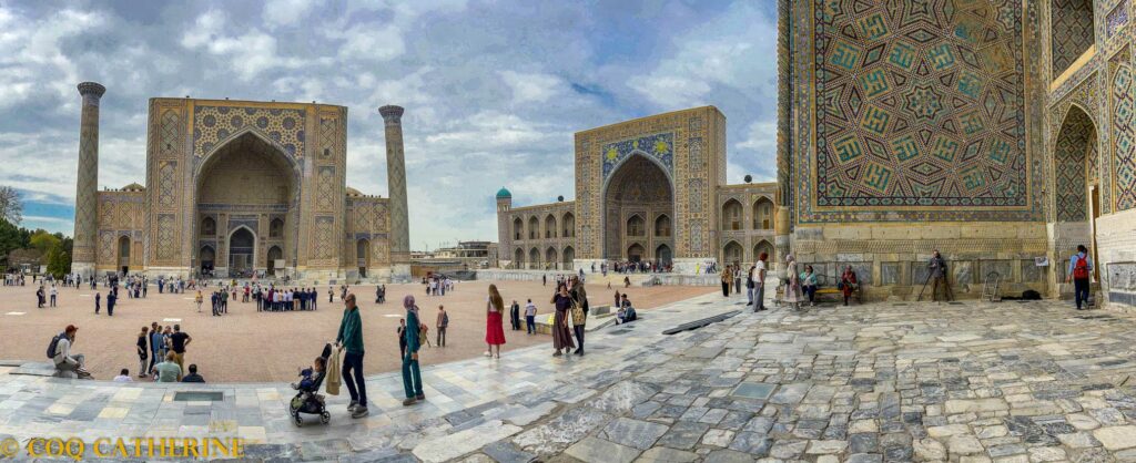 Panorama sur la place de Registan de Samarkand avec les madrassas et des gens