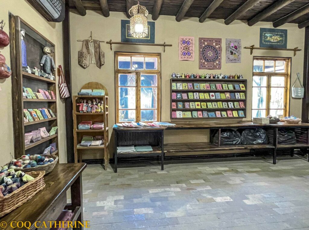boutique de vente de papier du village touristique de Konigil et la fabrication du papier de murier