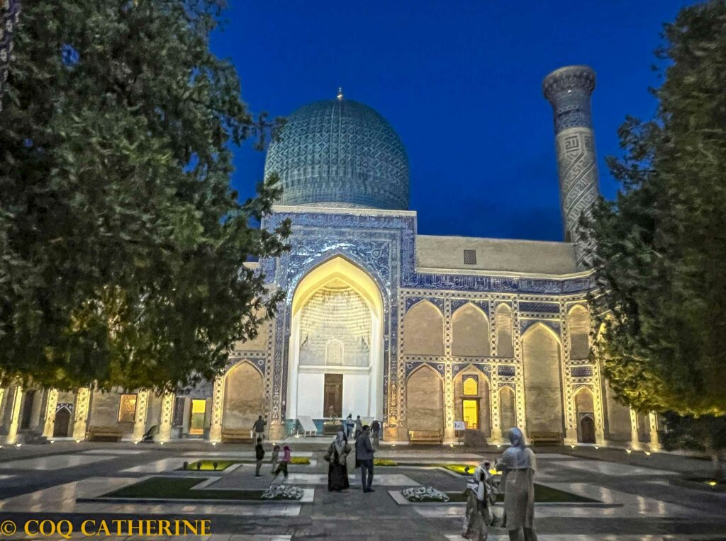 visiter samarkand L’intérieur du mausolée de Gour Emir à Samarkand à la tombée du jour avec les éclairages