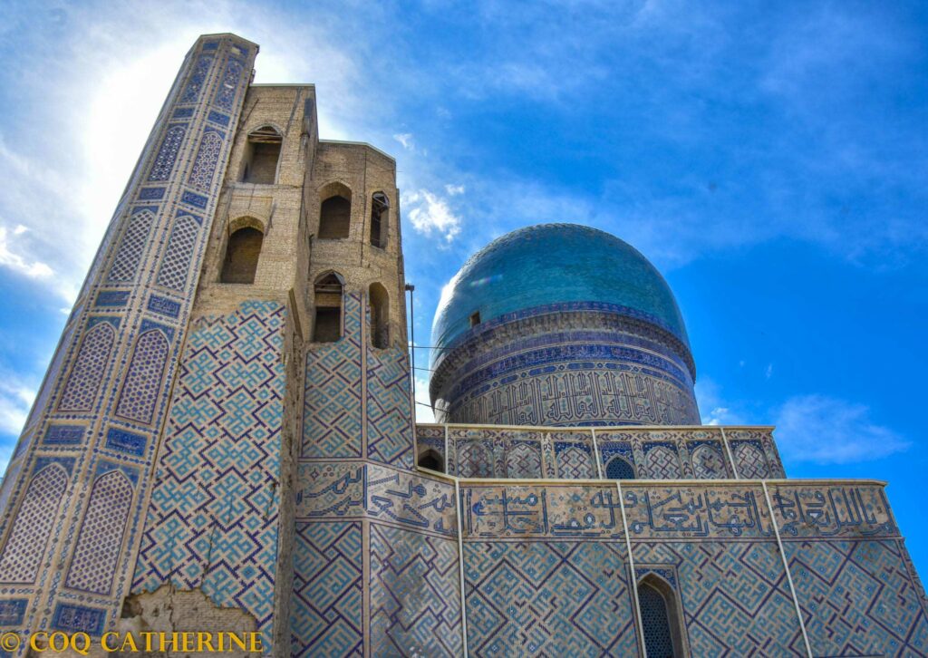 La mosquée Bibi Khanoum avec son immense portail, une coupole bleue
