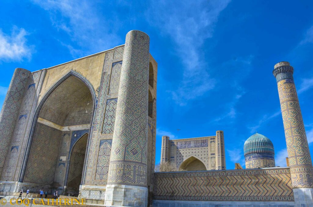 La mosquée Bibi Khanoum avec son immense portail, une coupole bleue et un minaret