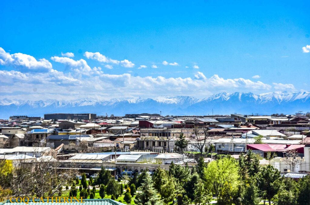 Panorama sur la ville de Samarkand avec en fond les montagnes