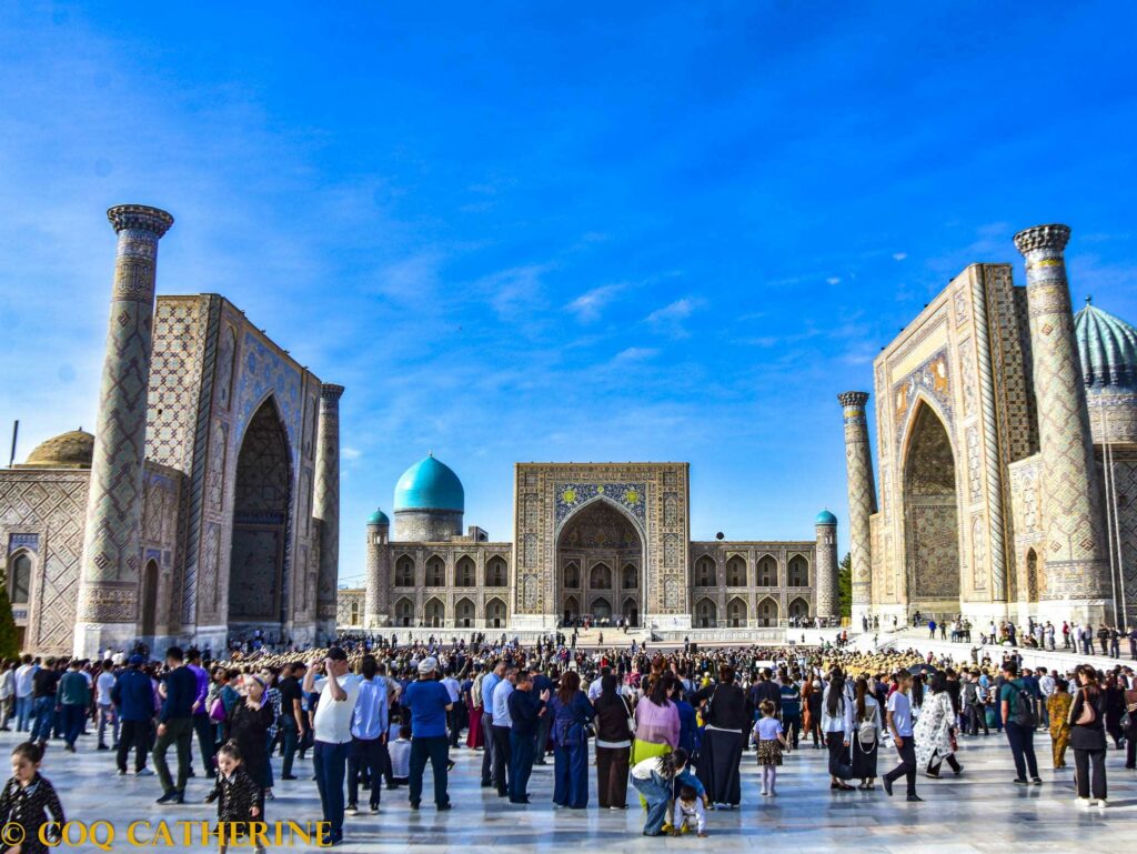 Les trois madrassas sur la place du Registan à Samarkand