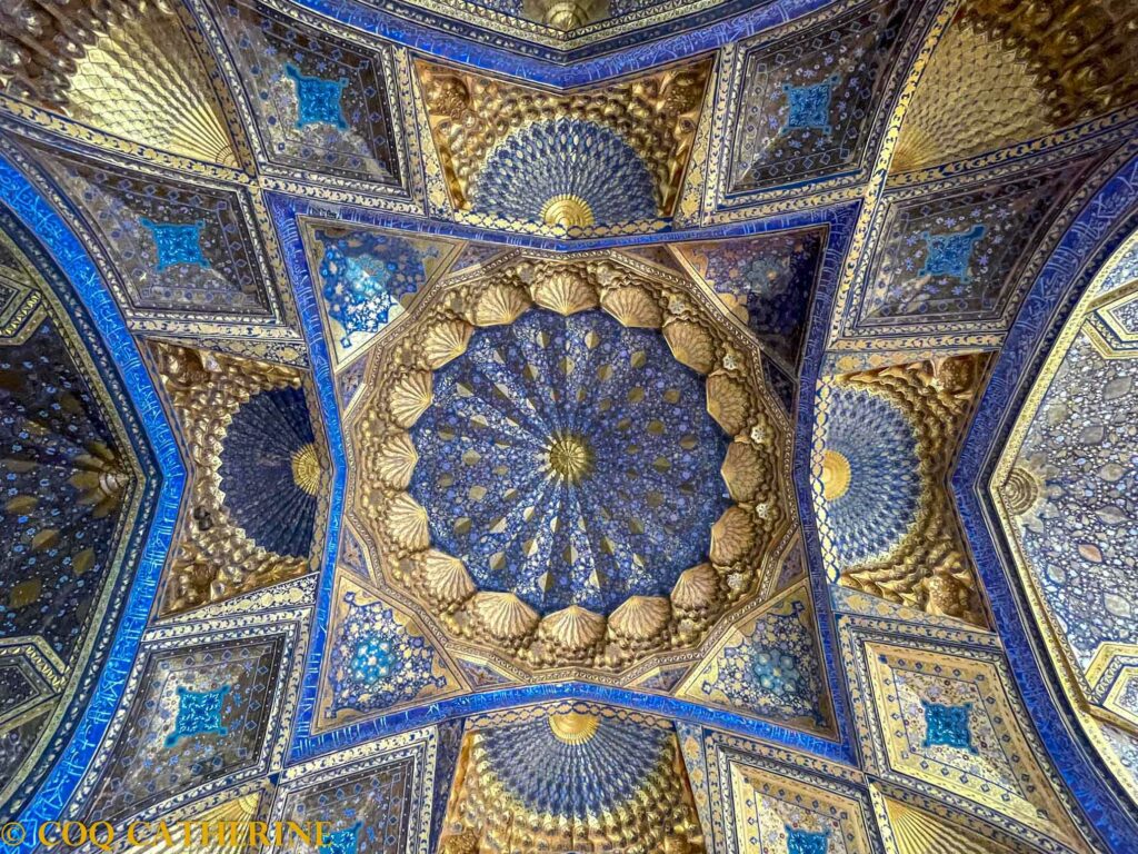 Les décors en or de la voute de mausolée Ak-Saray