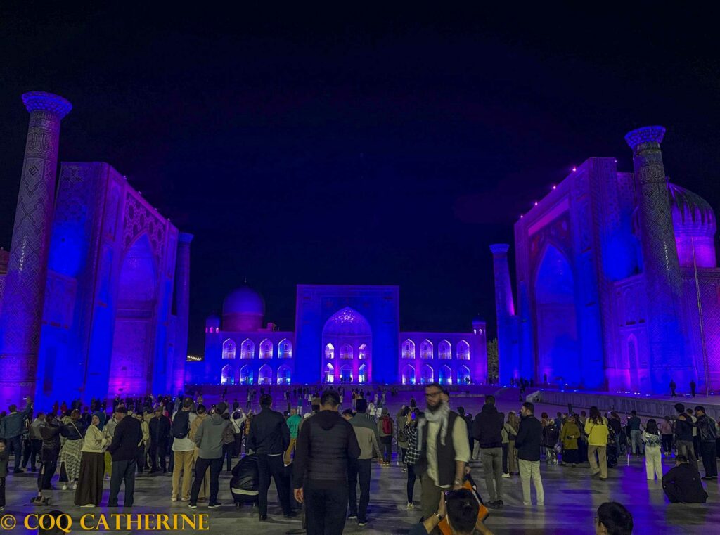 Le Registan à Samarkand avec 3 madrassas monumentales et les éclairages à la tombée du jours, avec des dômes et des minarets