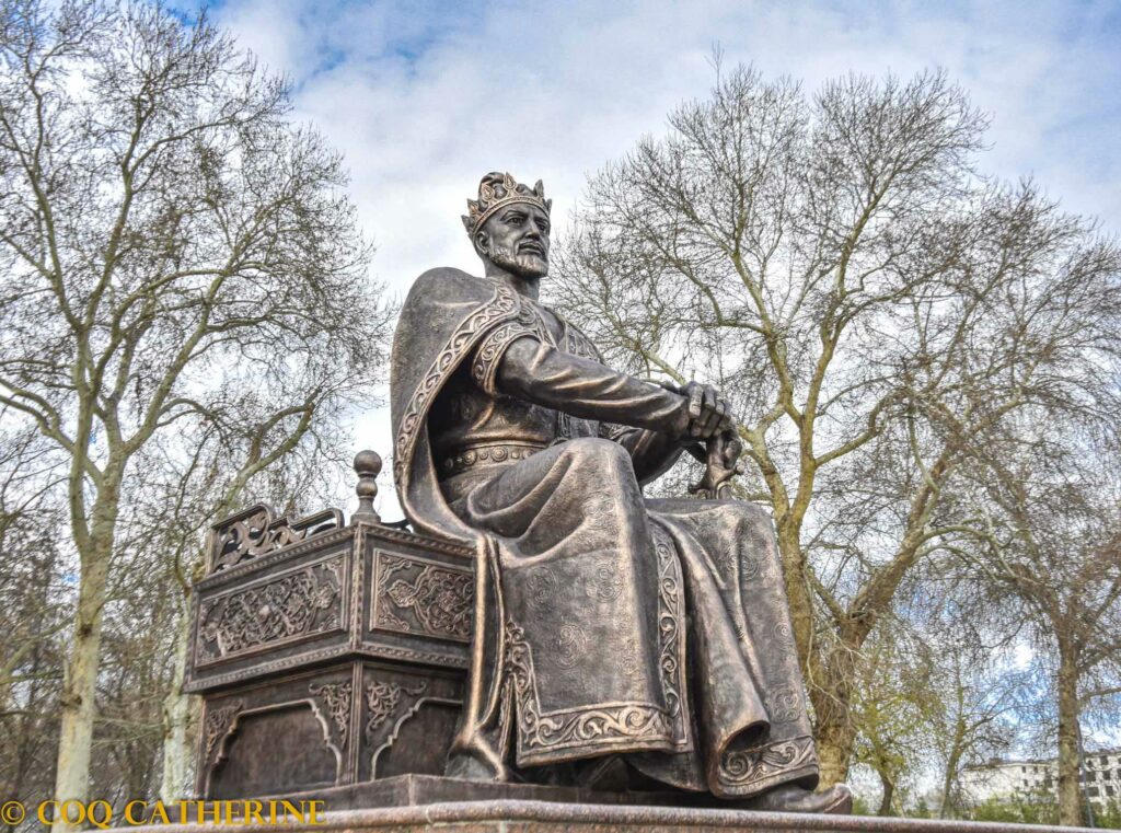 Statue de Tamerlan ou Timour, assis sur un trône entre les arbres, dans la ville de Samarcande