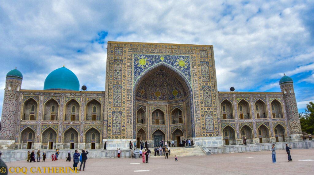 La médersa Tilla-Kari sur la place du Registan à Samarkand