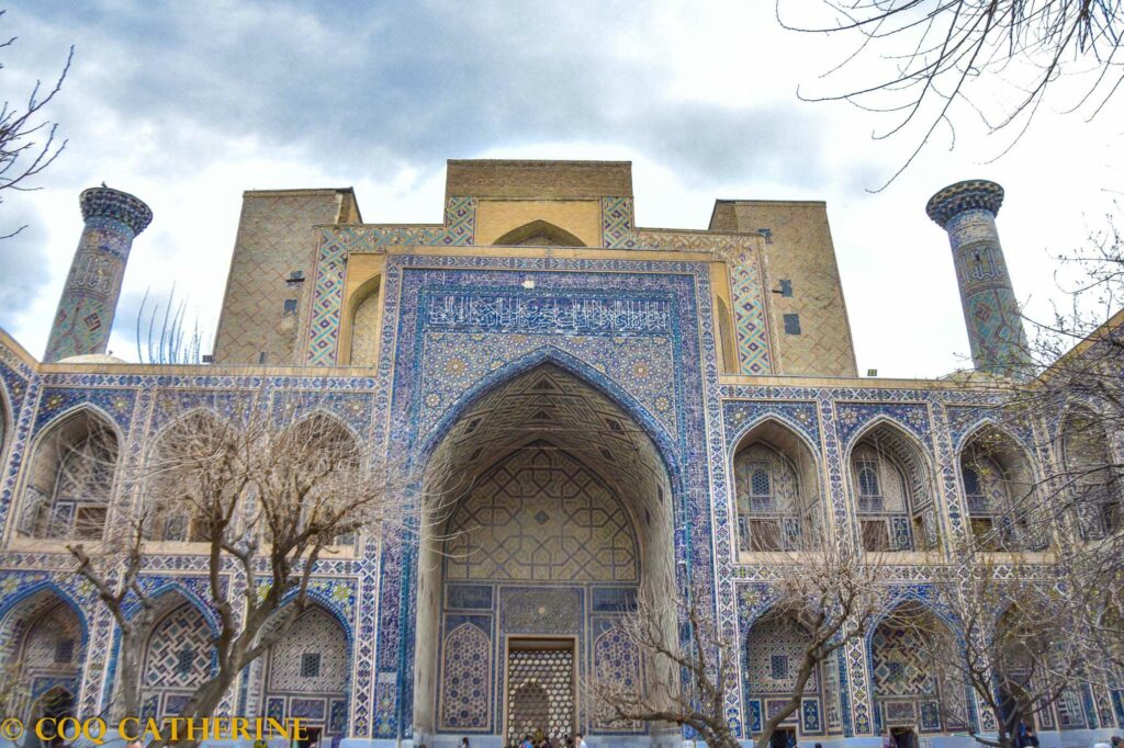 L’intérieur de la cour de la médersa Ulug Beg, avec des cellules, sur la place du Registan à Samarkand