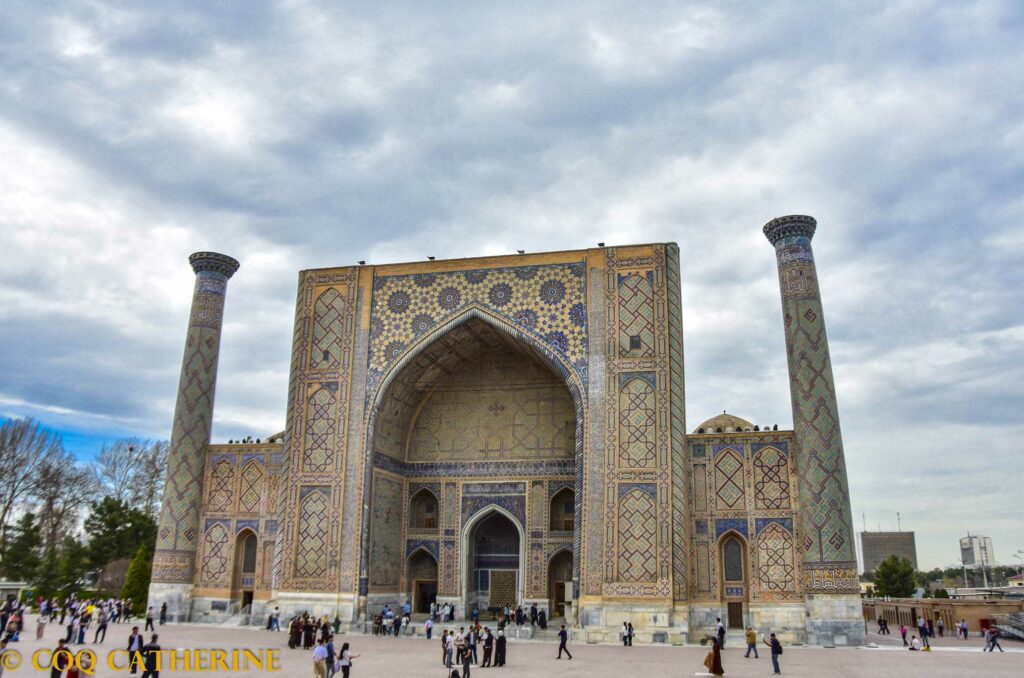 La médersa Ulug Beg sur la place du Registan à Samarkand