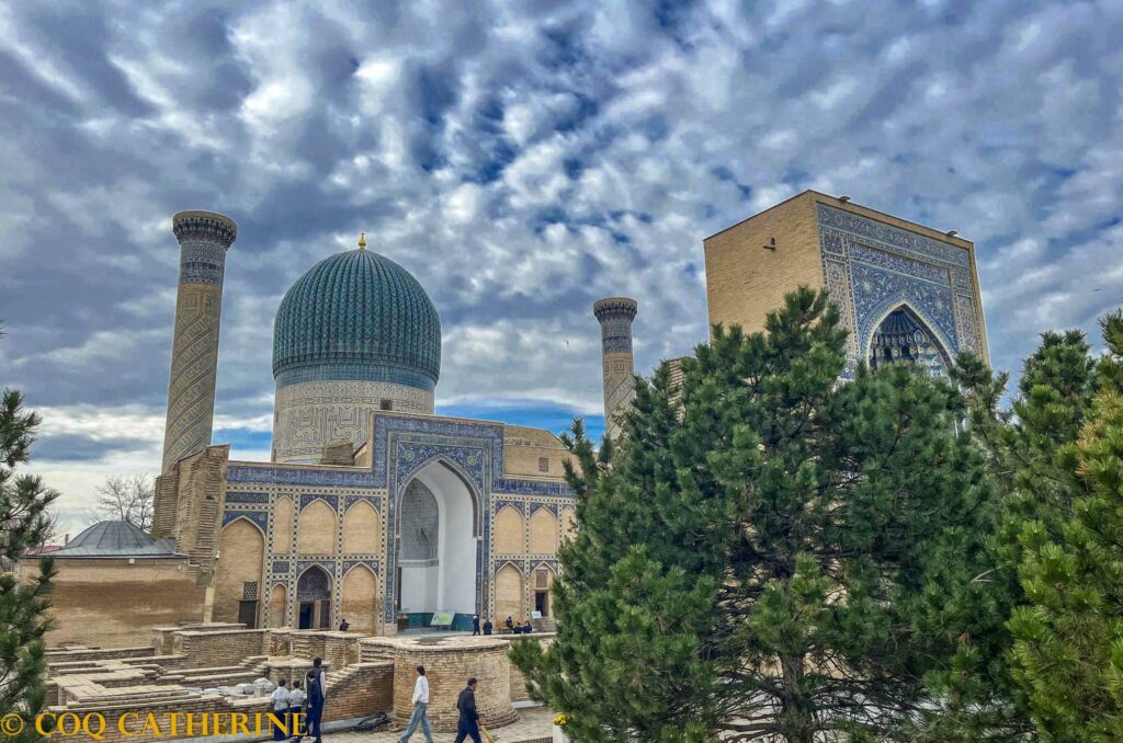 Le mausolée Gour Emir avec sa coupole bleue et 2 minarets. il abrite le tombeau de Tamerlan