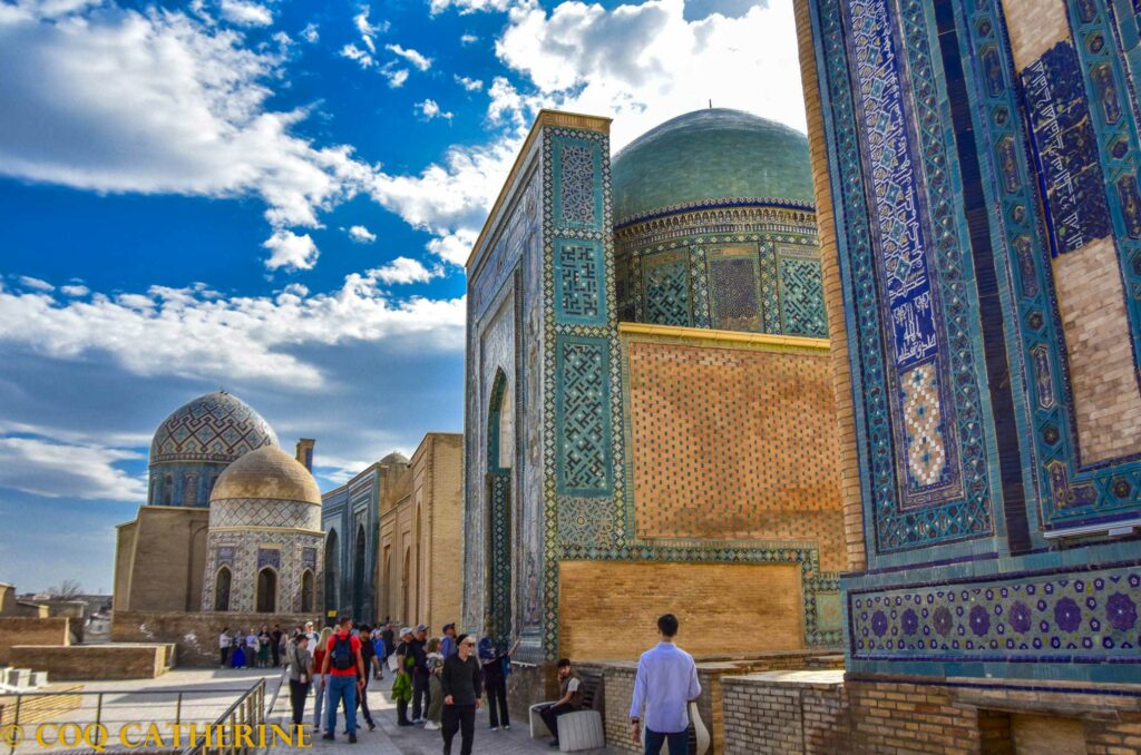 L’allée des mausolées de Chah-i-Zinda avec les portails et les coupoles couvertes de mosaïques bleues