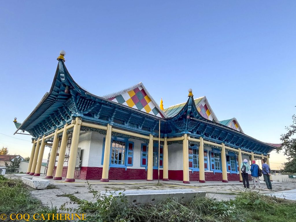 La façade de la mosquée dungane de Karakol avec sa toiture en bois colorée en forme de pagode