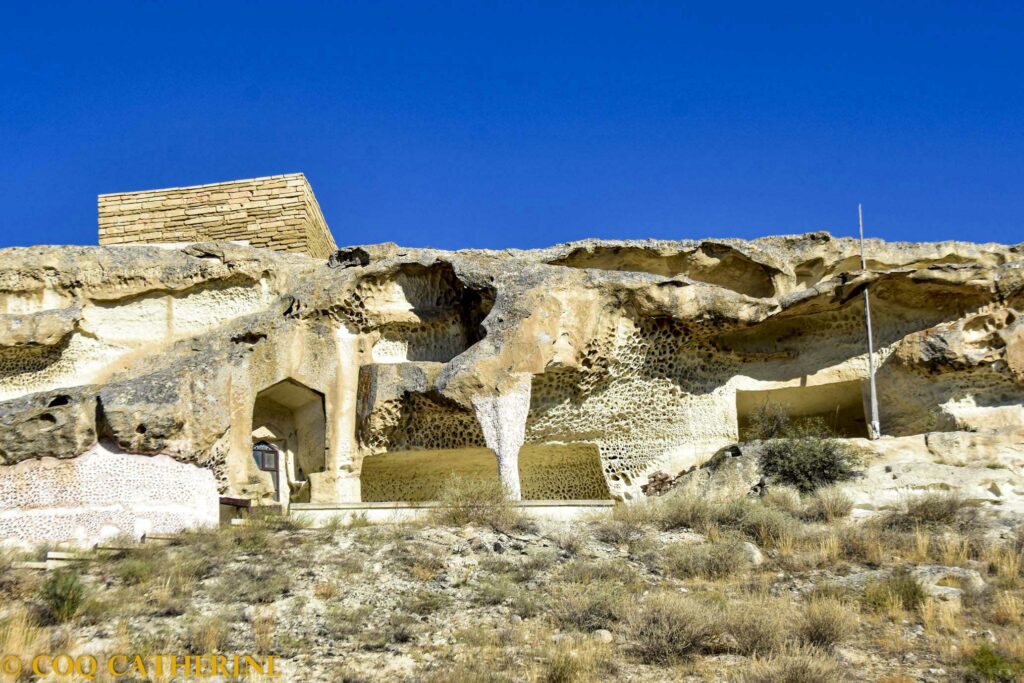 la mosquée souterraine de Shakpak-Ata avec ses formations rocheuses de colonne et alvéoles