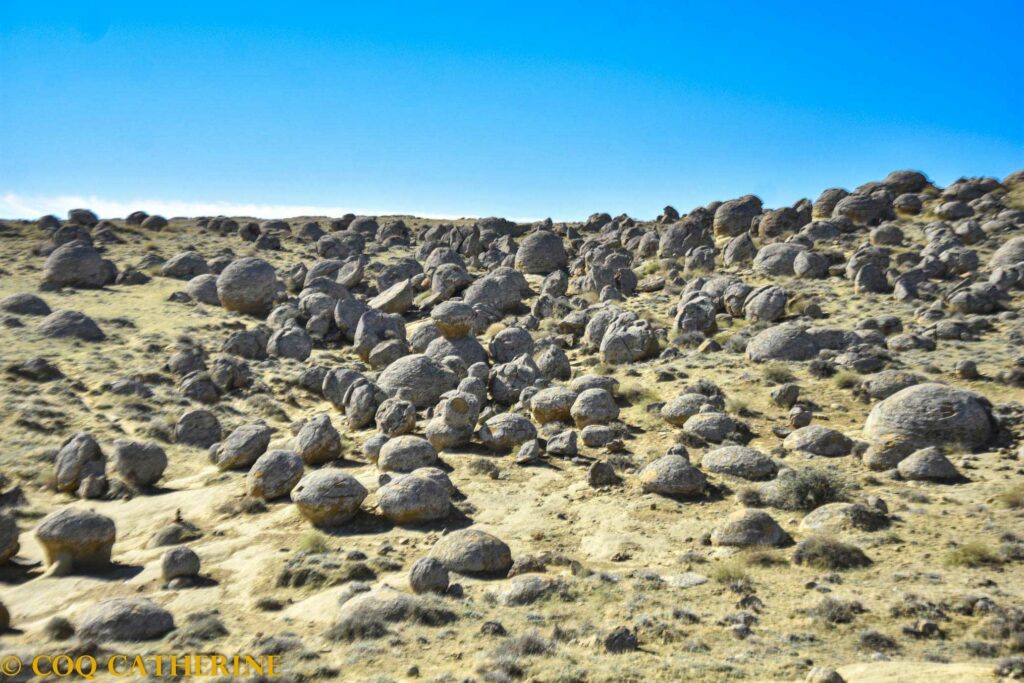 panorama sur la vallée des Boules de Torysh avec une multitude de grandes spheres de pierre
