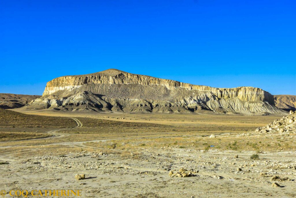 Panorama sur le mont Sherkala, avec ses strates blanches, noires et ocres
