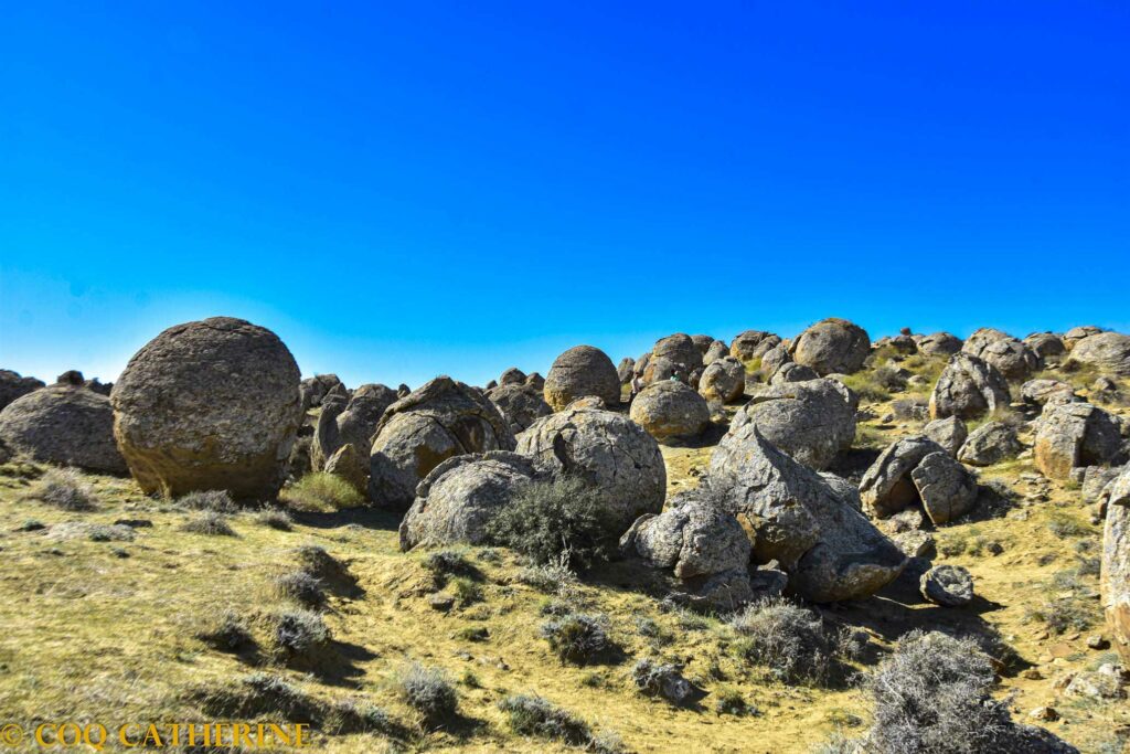 détail sur la vallée des Boules de Torysh avec une multitude de grandes spheres de pierre