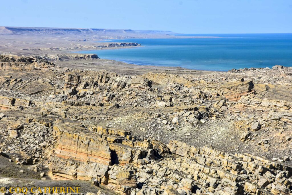 la dépression de Zhygylgan avec les falaises qui s’effondrent au bord de la mer Caspienne