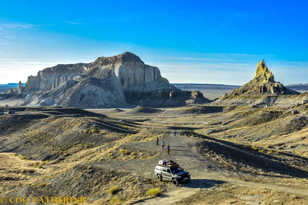 les falaises ocres de la vallée du château d'Airakty, avec un 4x4, au Mangystau